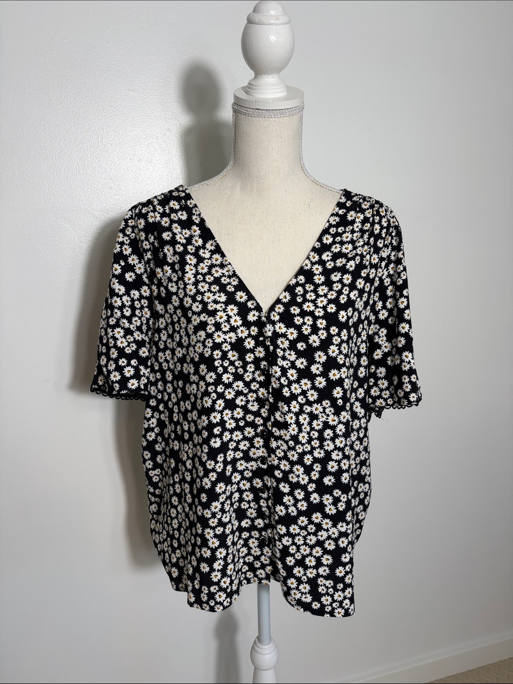 Sezane Women's Black Daisy V-Neck Button Front Top Size 44 XXL